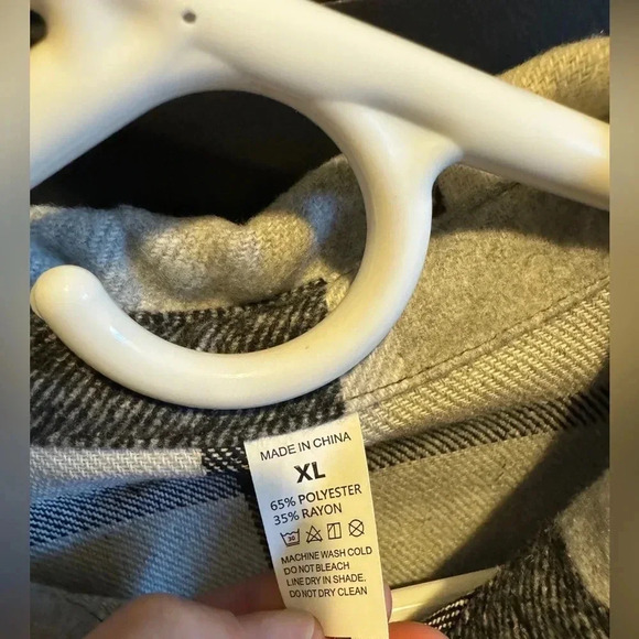 Woman’s flannel jacket XL - Picture 2 of 4